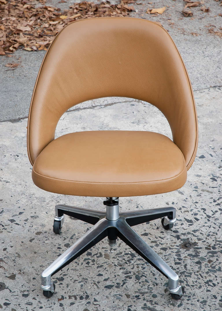 Saarinen Vintage Leather Desk Chair with Casters for Knoll 1957 4