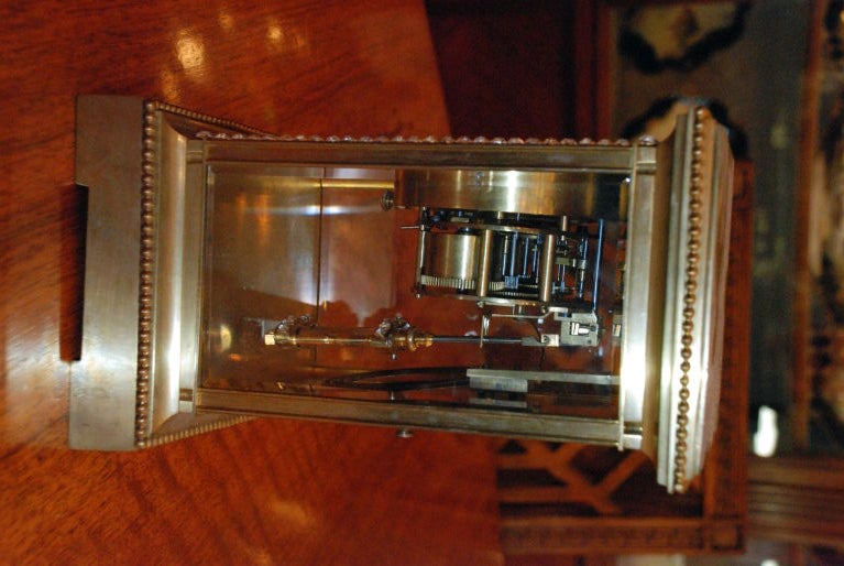 Antique horloge américaine en bronze signée J.E. Caldwell Company of Philadelphia, circa 1890s Mouvement 8 jours avec carillon des heures et des demi-heures. Bijoux en pâte française et pendule en mercure.