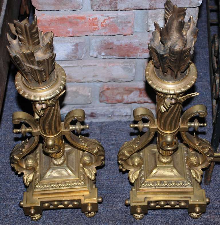 Paar antike französische neoklassische Stil Goldbronze und patinierte Bronze  Andirons im Design 