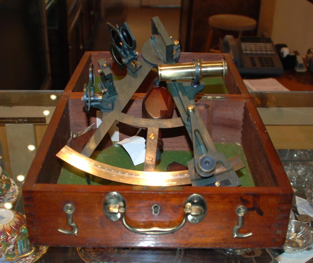 Ancien sextant anglais en laiton dans son étui d'origine.
