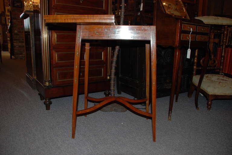 Antique table de jeux en bois de satin anglais peint à la main vers 1880s