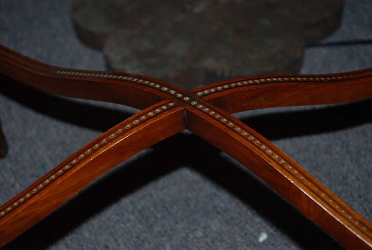 Ancienne table de jeu anglaise en bois de satin 1