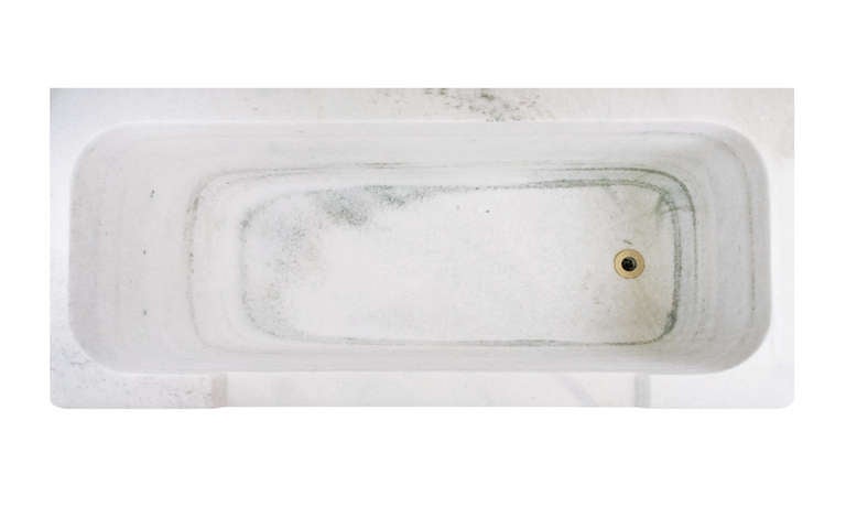 Vintage Carved Italian White Marble Tub In Excellent Condition For Sale In New York, NY