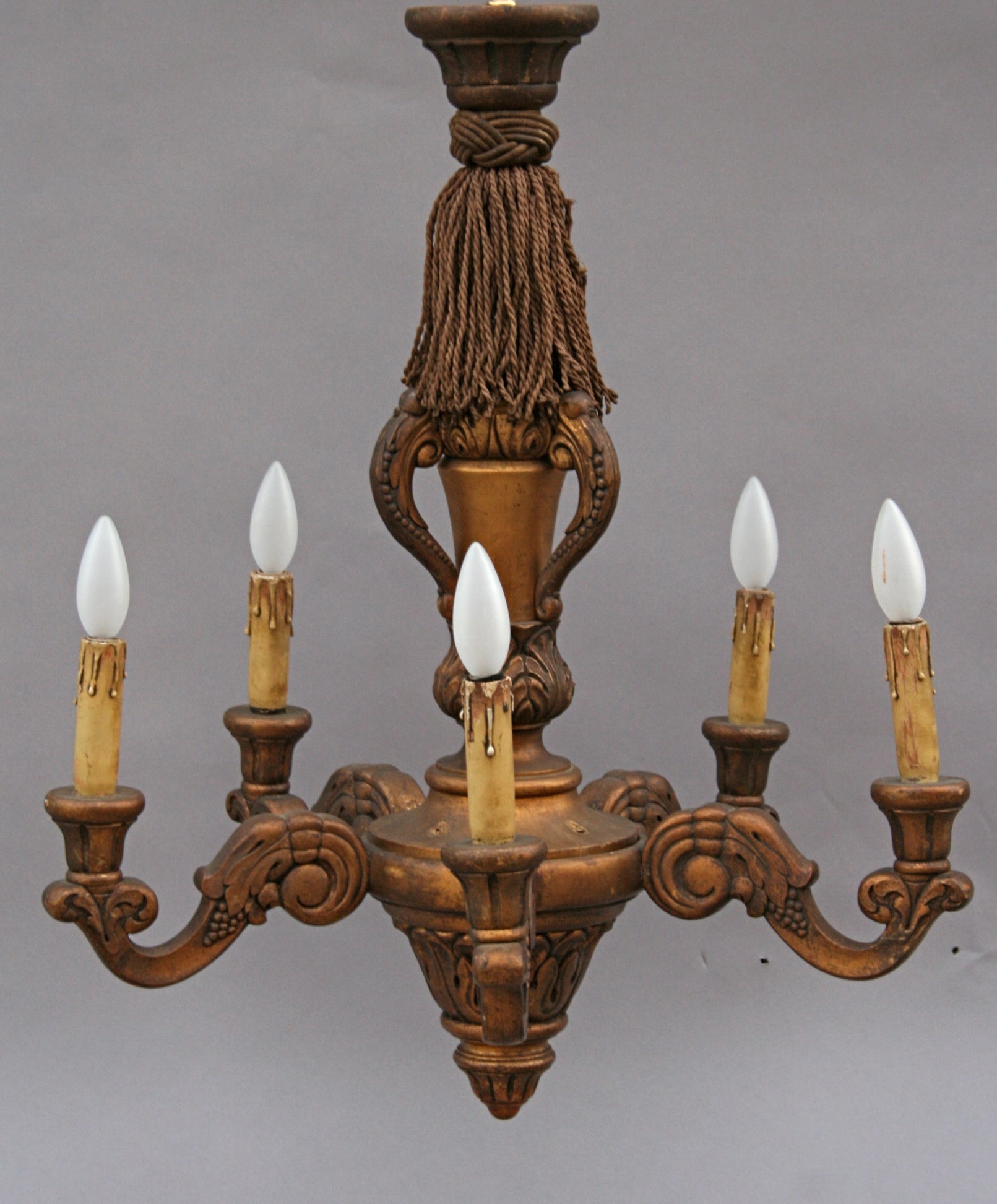 Elegant Hand-carved and Gilded Italian Chandelier For Sale