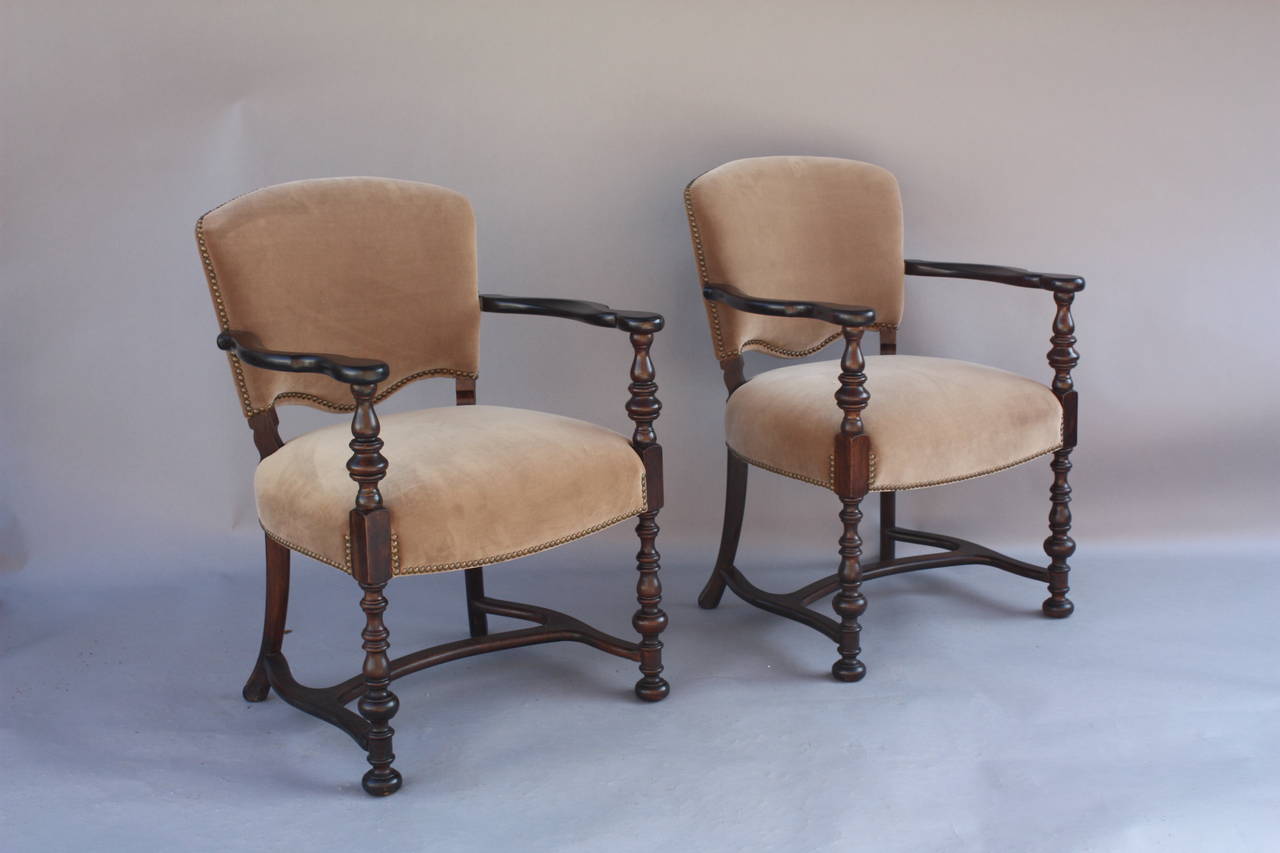 Pair of Beautiful 1920s Walnut Wood Armchairs In Good Condition In Pasadena, CA