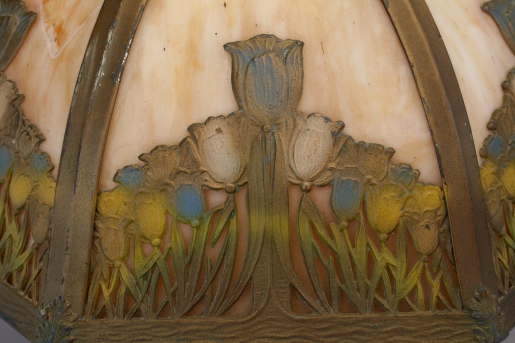 Tulip Motif Slag Glass Lamp 2