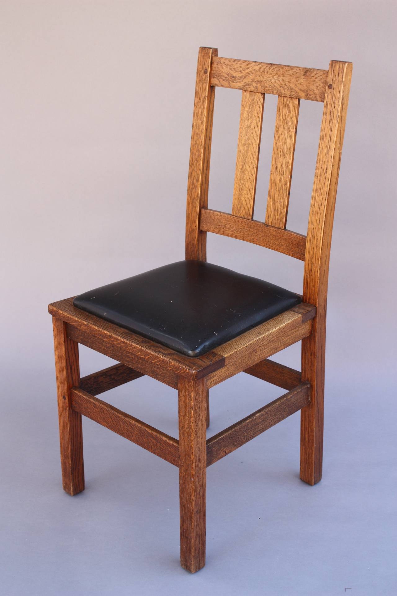 Sedia da salotto del 1910 circa firmata Stickley Bros. Sedile in pelle. Misure: 36,5/8 
