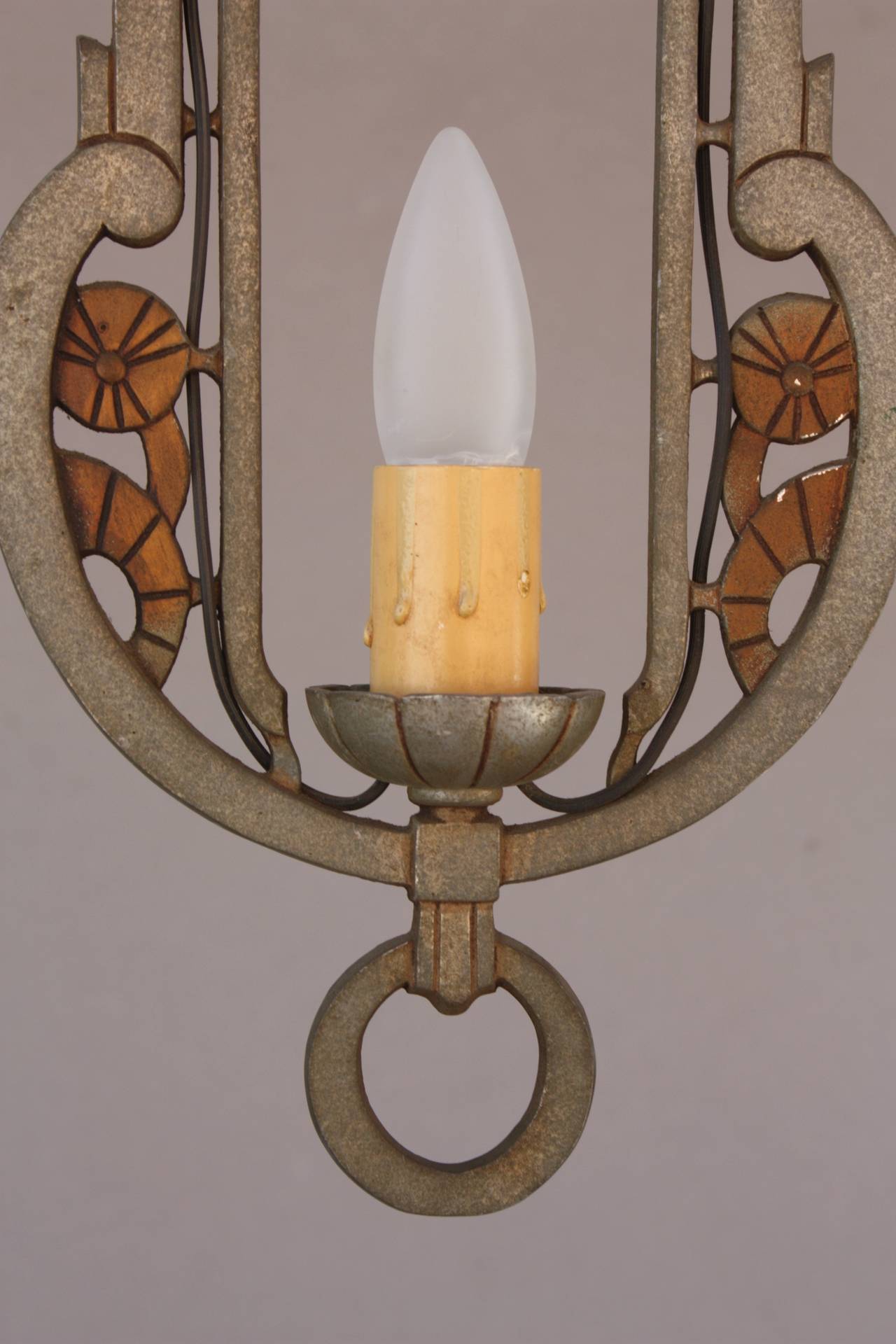 Elegant two toned ceiling mount with one light.Measures: 15.1/4
