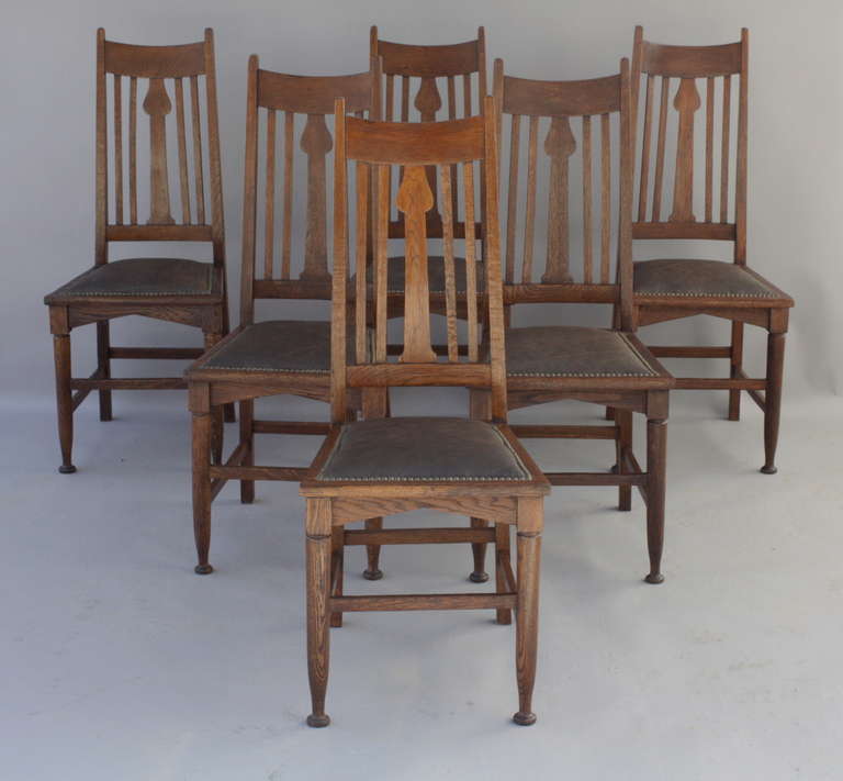 Set of 6 Arts and crafts side chairs. Circa 1910. Oak with new leather upholstery. Pinned. Measures 42