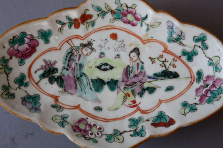 19th Century Famille Rose Footed Dish In Excellent Condition In Pasadena, CA