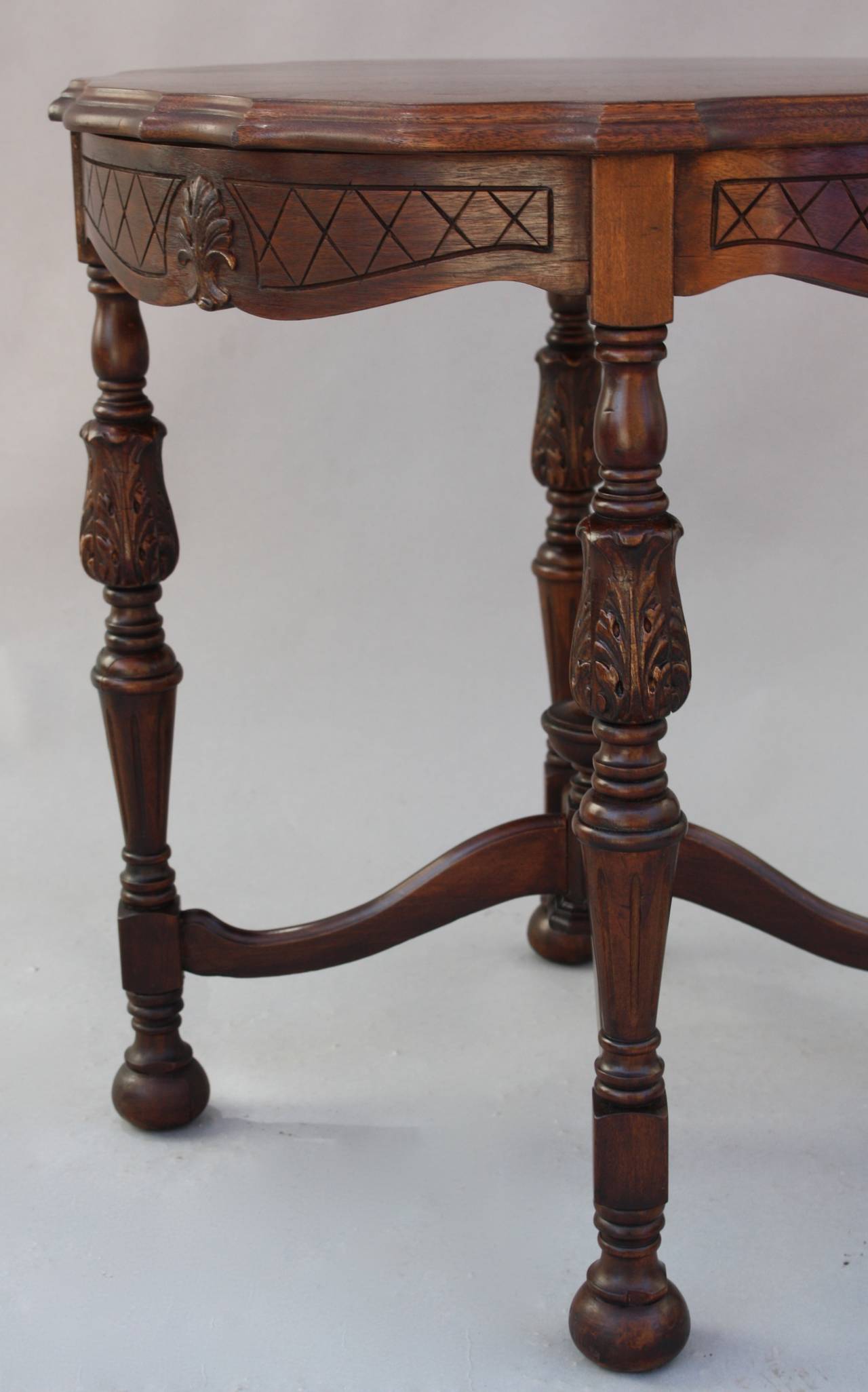 1920s Walnut Side Table In Good Condition In Pasadena, CA