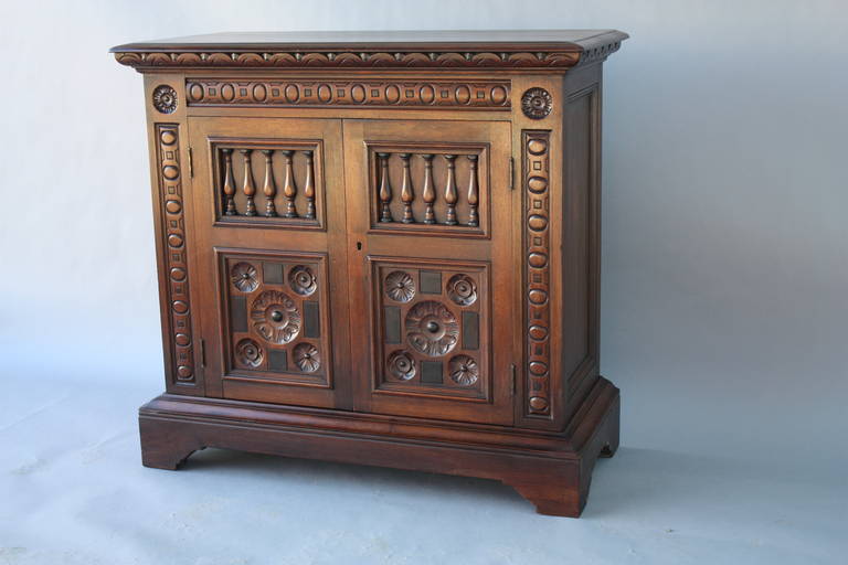Antique 1920s Spanish Revival Cabinet by Kittinger In Excellent Condition In Pasadena, CA
