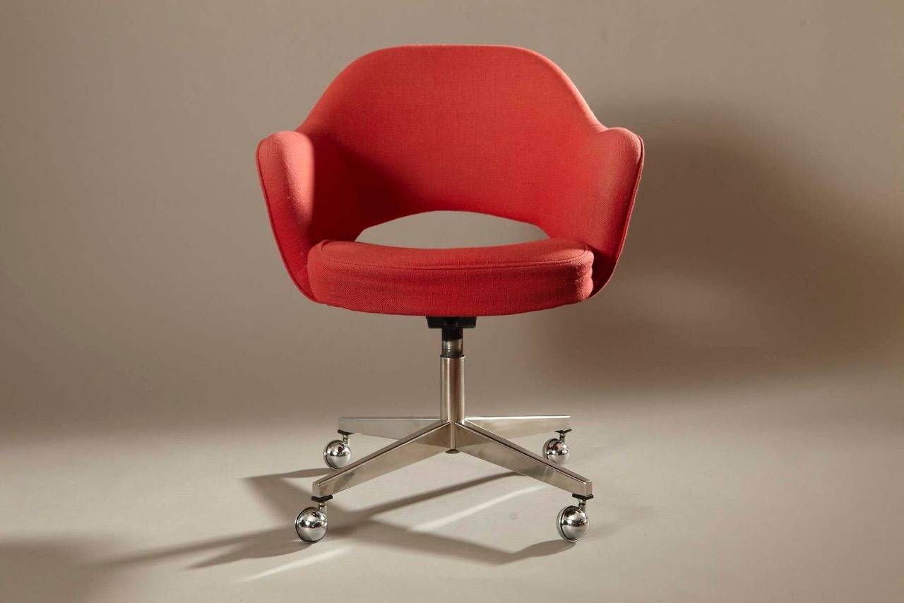 Eero Saarinen swivel executive armchair for Knoll in original orange fabric with polished chrome base and casters. The chair swivels and tilts. Original sticker.
Please look also for our other offer of the same chair in red fabric.