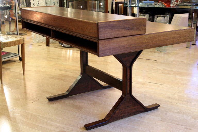 A Rosewood writing desk designed by Gianfranco Frattini for Bernini. ca.1957
the top storage section two small drawers,
the writing section with two side drawers.