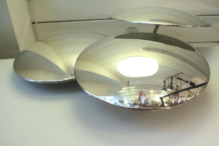 3 chromed metal convex discs on a white lacquered metal structure. Designed by Reggiani Made in Italy c.1970s

1 light bulb