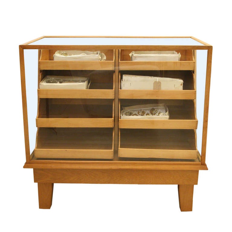 Display unit, six drawers with a front and side glasses.
oak wood. English design ca. 1950s