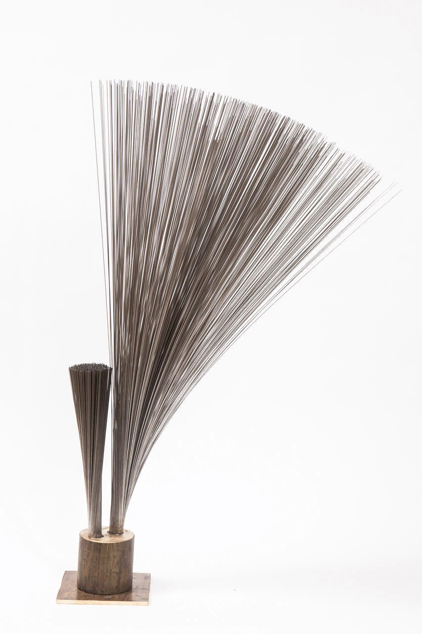 Die doppelte vertikale Spray-Skulptur des zeitgenössischen Künstlers Val Bertoia aus dem Jahr 2014. Bei dieser kinetischen Skulptur wurde eine Gruppe von Edelstahldrähten, die von Harry Bertoia (ca. 1950er - 1960er Jahre) hergestellt wurden,