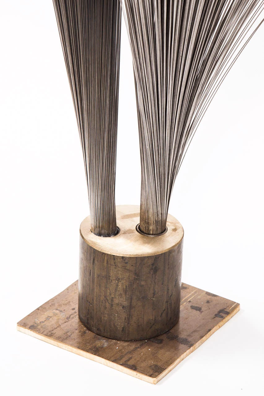 Mid-Century moderno Scultura a doppio getto verticale di Val Bertoia, fili d'acciaio con base in ottone, 2014 in vendita