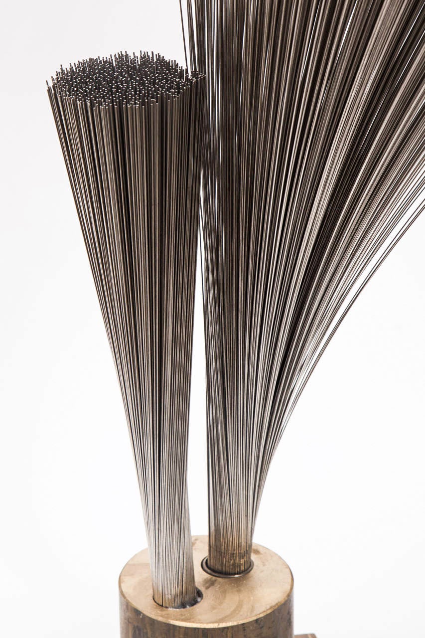 Argenté Val Bertoia Sculpture à double pulvérisation verticale:: fils d'acier avec base en laiton:: 2014 en vente