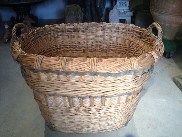 Huge French Champagne Basket In Excellent Condition In Woodbury, CT