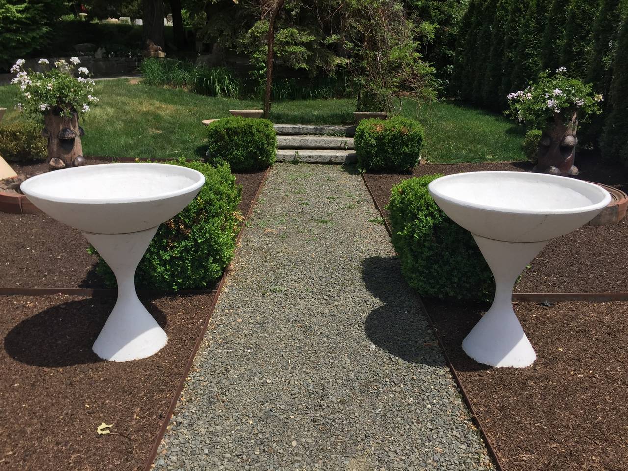 We were really excited to find these, even though they are in newish white paint. The bases are classical Willy Guhl 'Diabolo" hourglass-shaped planters
topped with removable bowls. As such, they can be configured as shown or turned into four