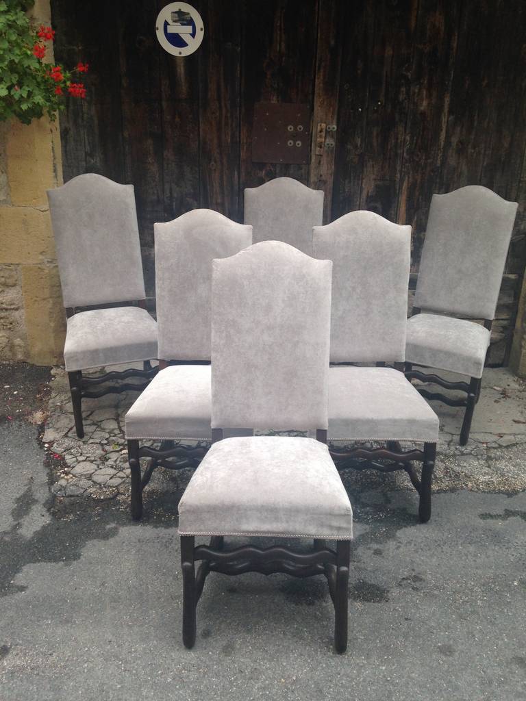 This elegant set of Louis XIII-style Os de Mouton chairs dates from the early to mid-20th century, is made of beech (with a lustrous dark stain) and has been completely redone in a pale grey brushed velvet upholstery. Extremely sturdy and very