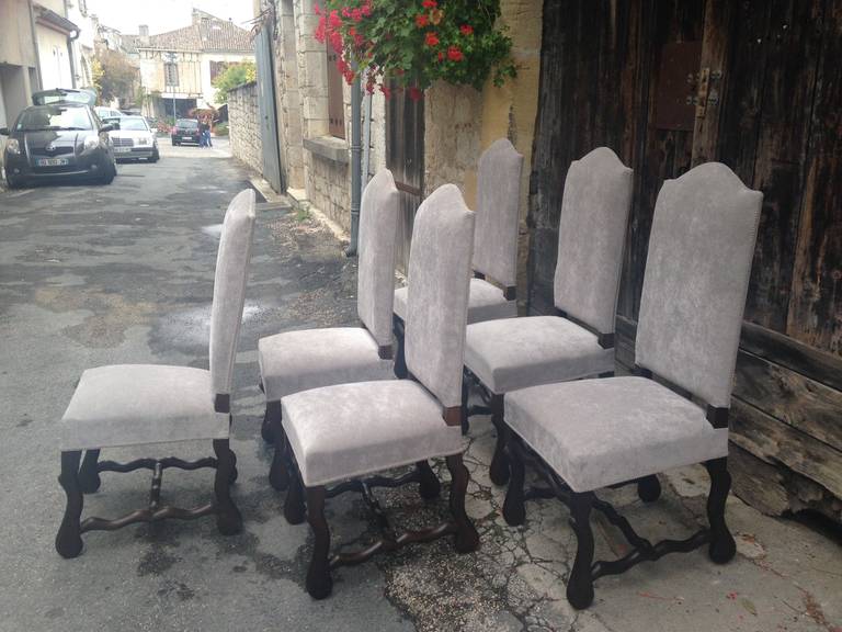 Set of Six Arch-Top Louis XIII Style Os de Mouton Dining Chairs In Good Condition In Woodbury, CT