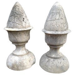 Paire de grands épis de faîtage en pierre calcaire sculptés à la main au XIXe siècle