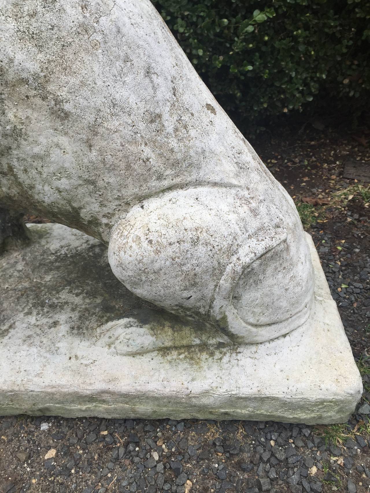 Riesiges Paar englischer Wachhund-Statuen 1