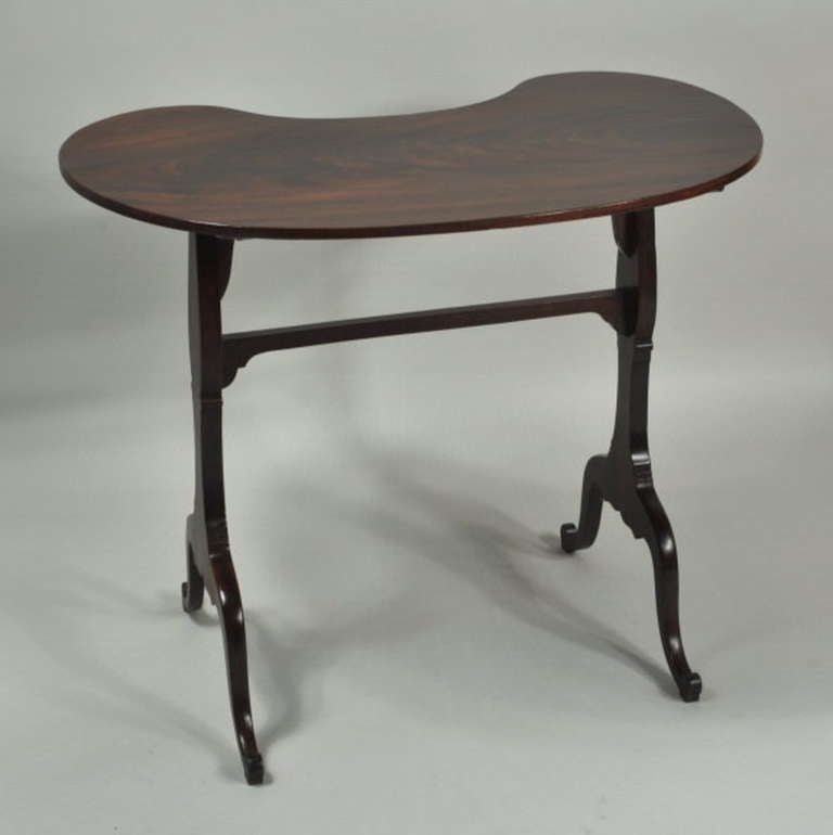 George III Kidney Shaped Writing Table In Excellent Condition In Woodbury, CT
