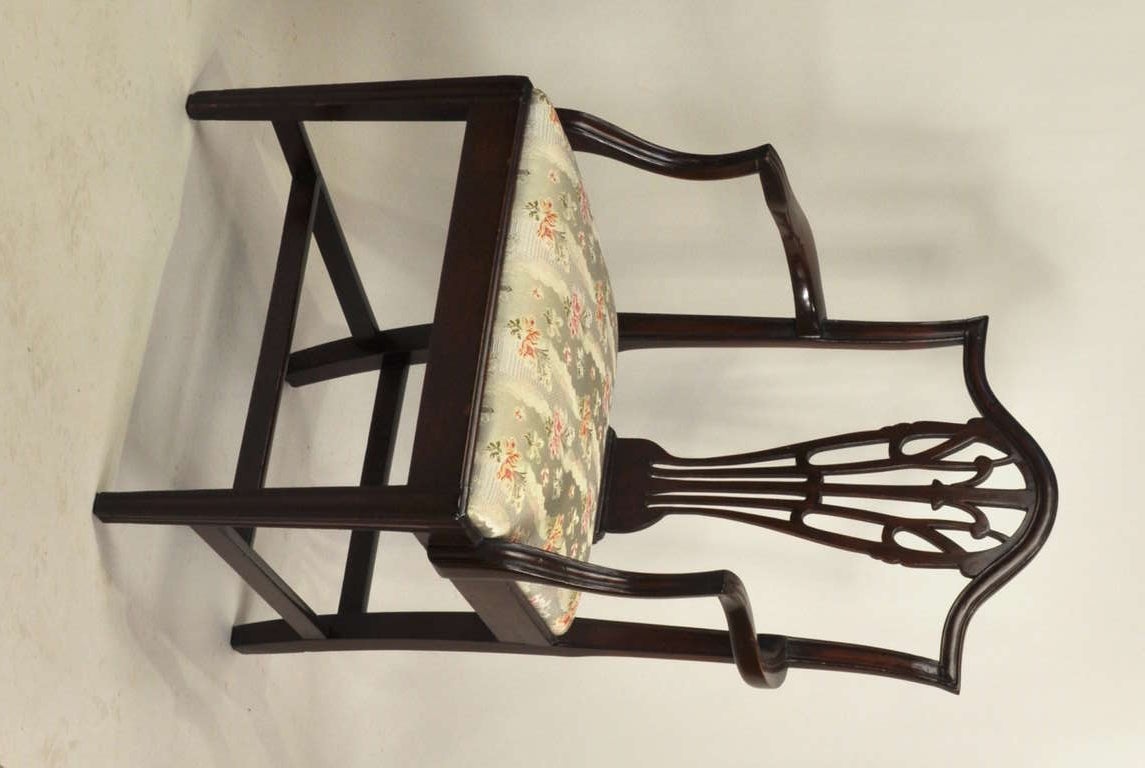 Set of Ten Hepplewhite Carved Mahogany Dining Chairs In Excellent Condition For Sale In Woodbury, CT
