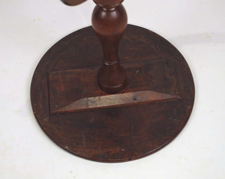 Queen Anne Walnut Candlestand In Excellent Condition For Sale In Woodbury, CT
