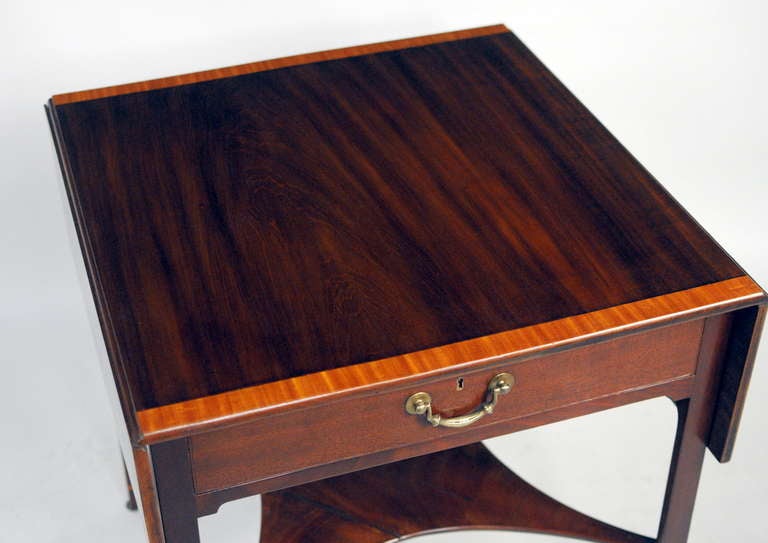 George III Inlaid Mahogany Pembroke Table In Excellent Condition For Sale In Woodbury, CT