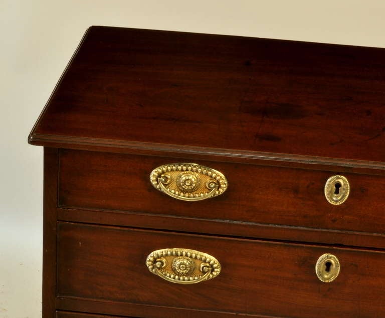 George III Mahogany Bachelor Chest In Excellent Condition For Sale In Woodbury, CT