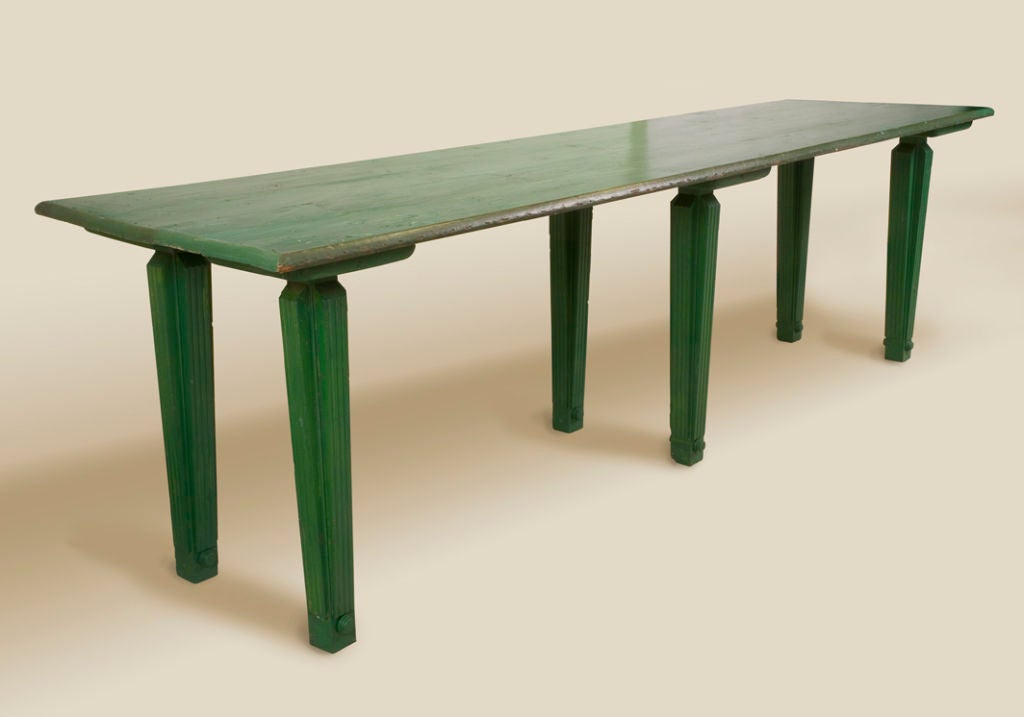 Long green painted table, 6 tapering legs with fluting