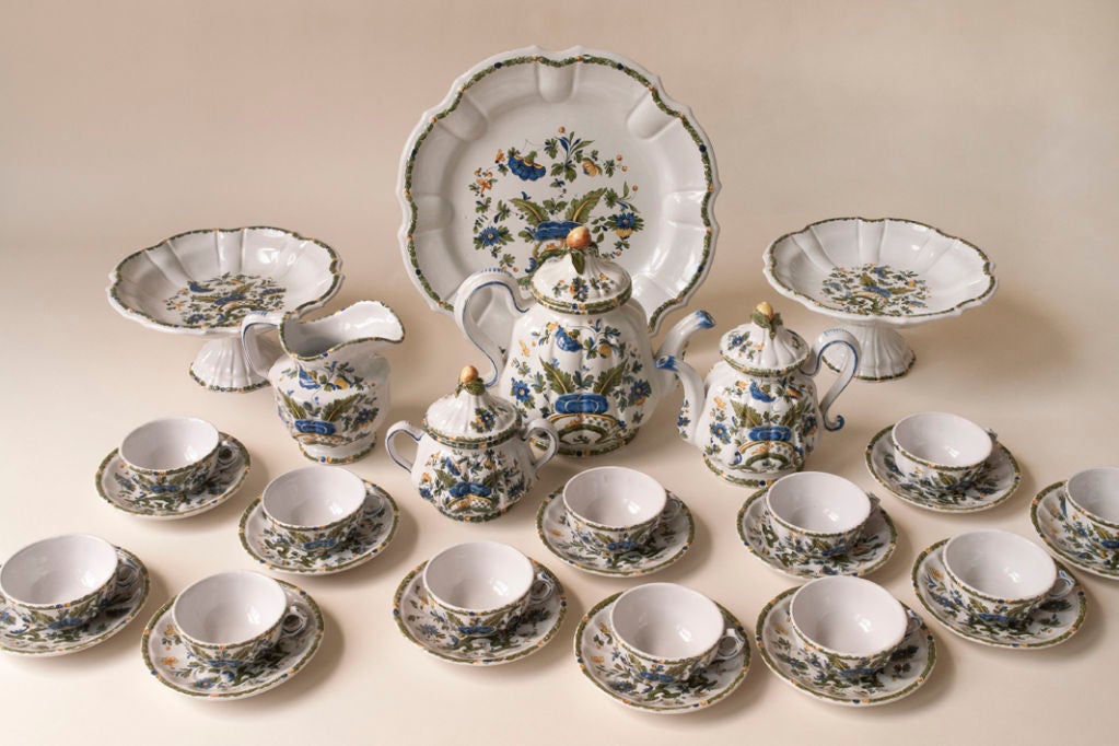 A large and unusual Nove di Bassano decorated faience dinner set In Good Condition In New York, NY
