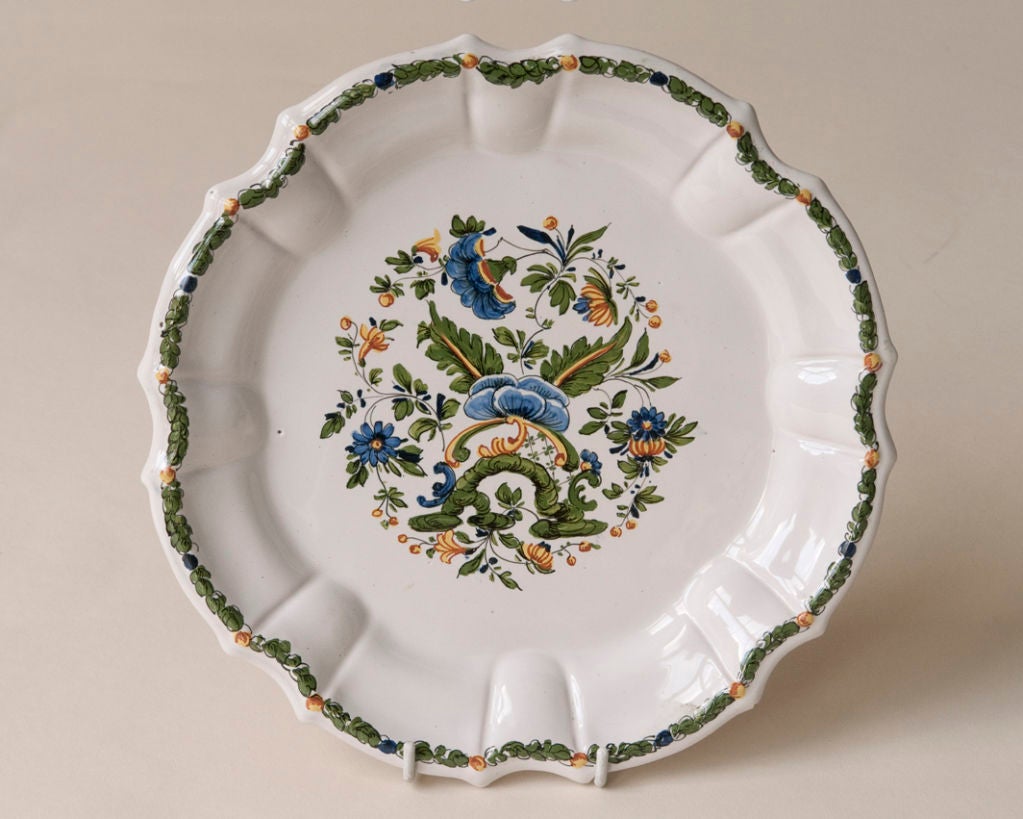 20th Century A large and unusual Nove di Bassano decorated faience dinner set