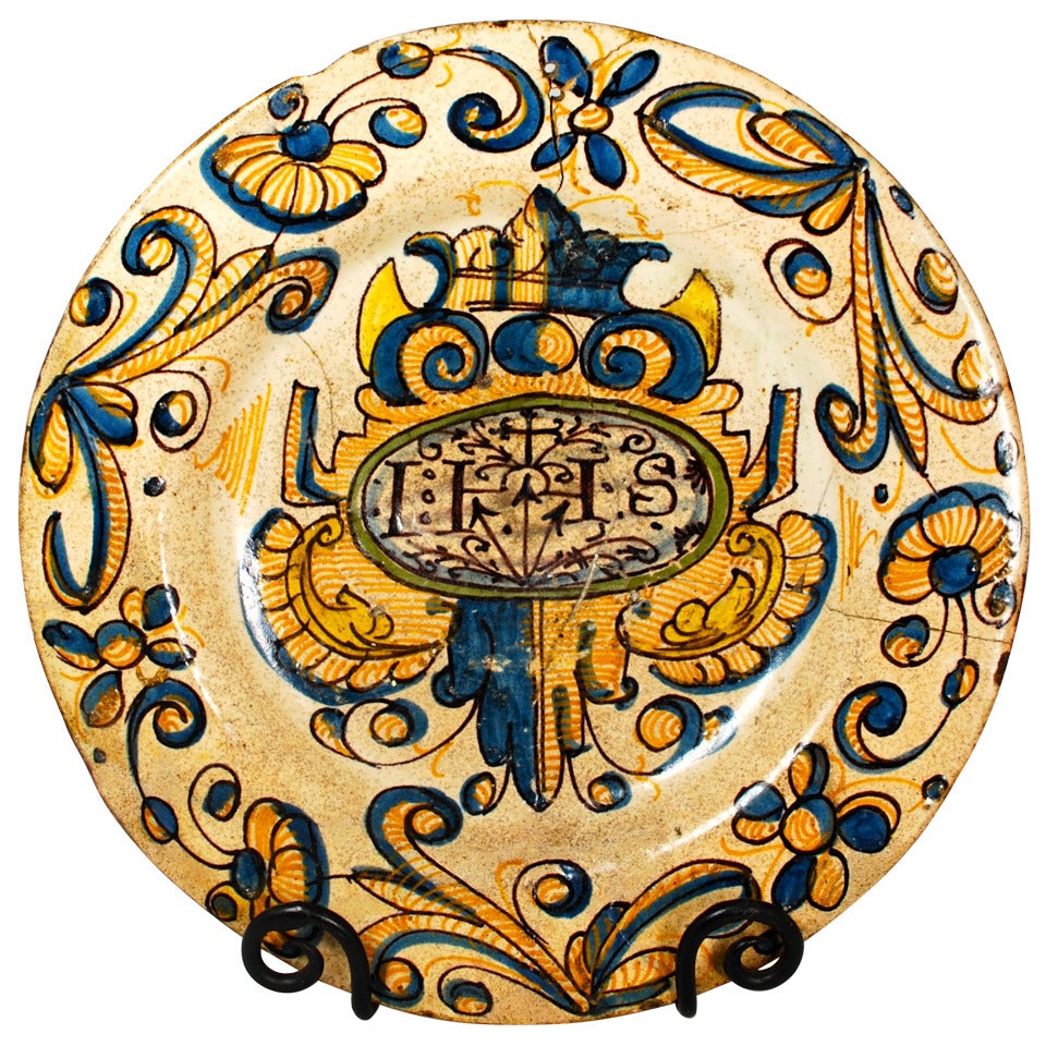 Very Early Spanish Talavera or Puente de Arzobispo Plate, 1580-1650 For Sale