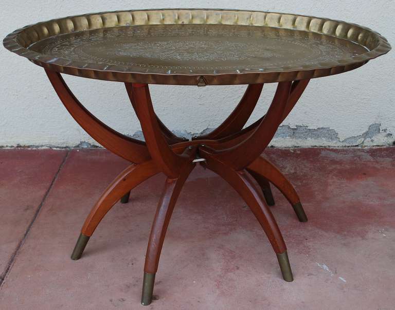 Milieu du XXe siècle Table basse à plateau ovale en laiton du milieu du siècle:: marocaine