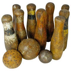 Antike Gruppierung von Rasen-Bowling-Pins und Kugeln