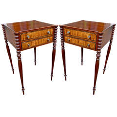 Paire de tables de chevet ou d'extrémité en acajou et bouleau flammé de style campagnard Sheraton
