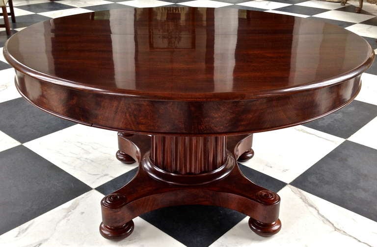 Period Boston Late Federal or Empire Round Dining Table with Four Leaves

--Neoclassical Empire Round Fluted Column Base which Splits for Expansion
--Rich African Crotch Grain Mahogany
--Boston in Manufacture, Most Likely J. Briggs Patent as