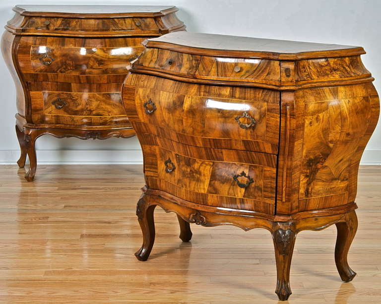 Pair of Stylish Figured Walnut Bombe Commodes

--exquisite wood choice
--Bombe and serpentine form. Baroque