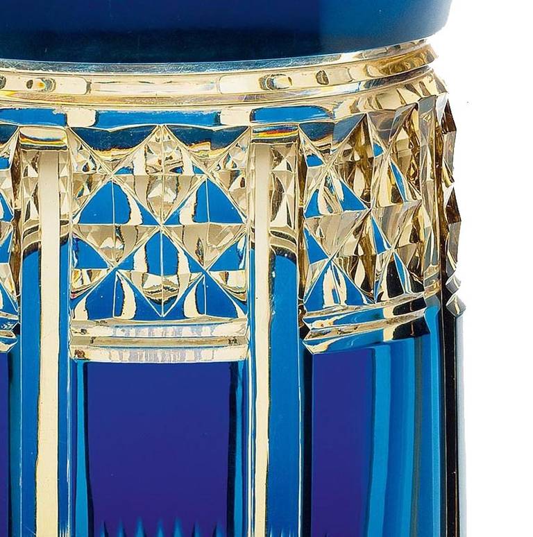 In 'Topaz' e 'Bleu Francais'. I lati sfaccettati sono tagliati con flauti e diamanti e hanno un labbro svasato sfaccettato.

L'azienda di cristalli di Val Saint Lambert fu fondata a Seraing, vicino a Liegi in Belgio, nel 1825 sul sito di un'antica
