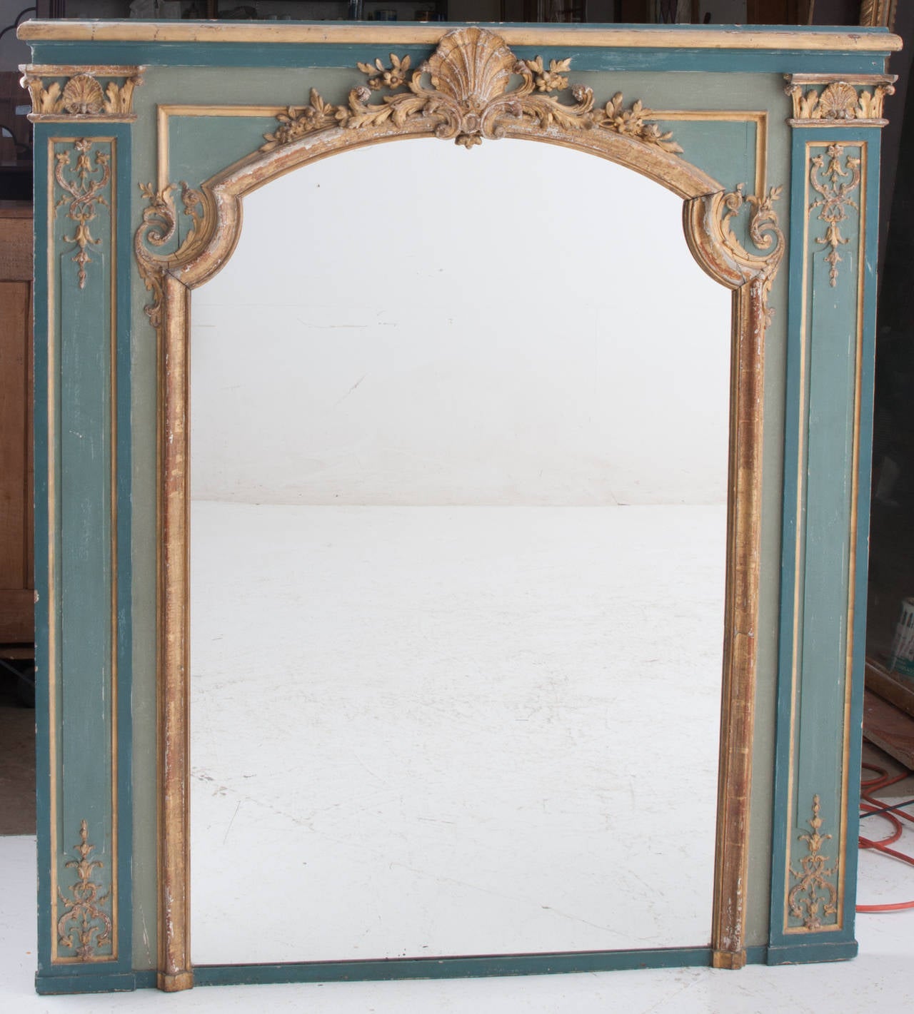 French 18th Century Louis XV Painted and Gilt Trumeau Mirror In Good Condition In Baton Rouge, LA