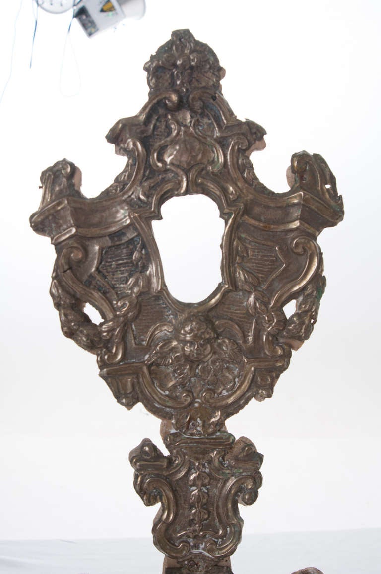 Italienischer Reliquienständer aus dem Jahr 1700! Aus geschnitztem Holz mit detaillierter Silberplatte, die die Vorderseite dieses wunderschönen Reliquienständers mit Louis XVI-Einfluss schmückt, siehe Detailfotos.
