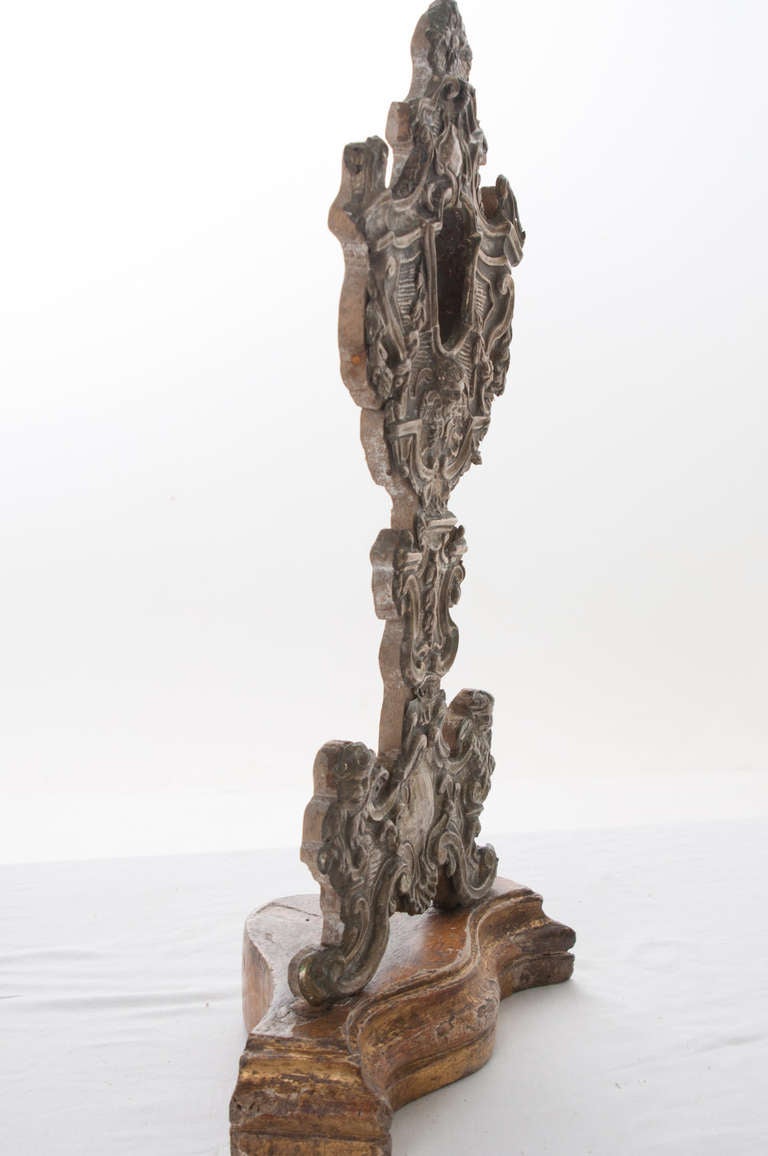Italienischer Reliquienstand des 18. Jahrhunderts aus geschnitztem Holz und Silberblech im Zustand „Gut“ im Angebot in Baton Rouge, LA