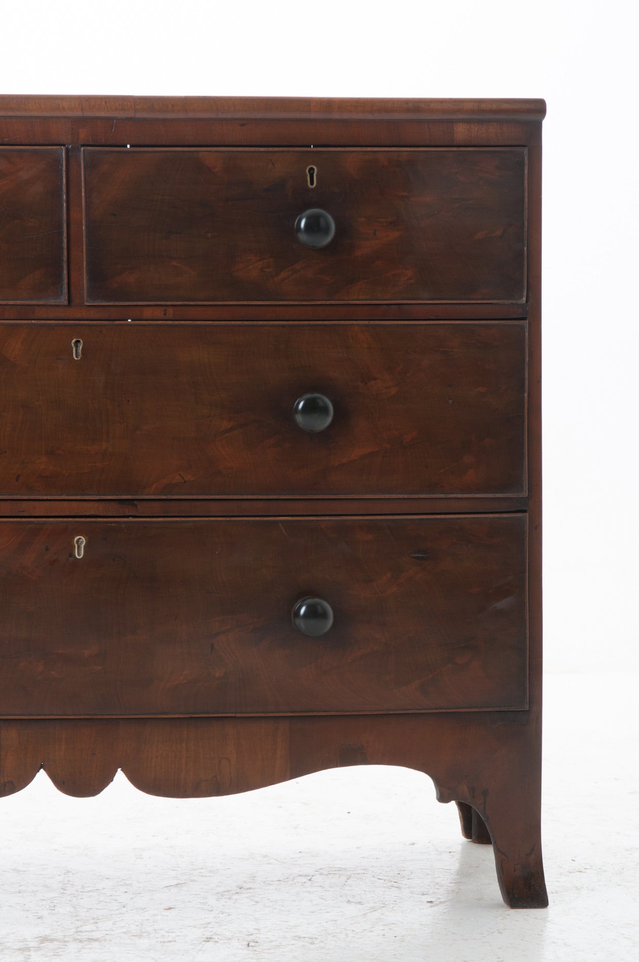 A fabulous small chest of four drawers made in beautiful rich mahogany. It retains its beautiful, original color and patina with a fresh polish, 1820s.