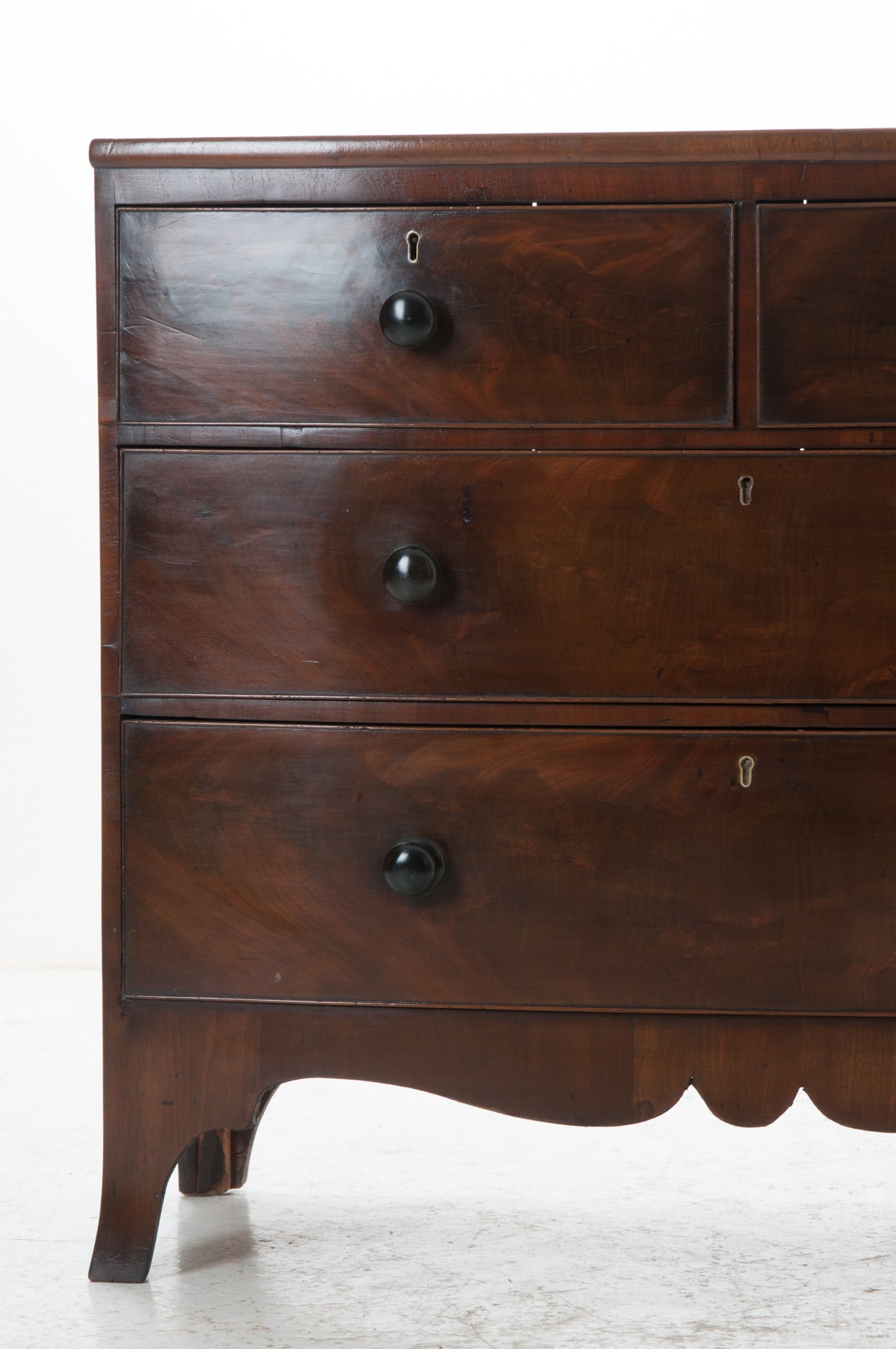 English 19th Century Mahogany Bow Front Chest In Good Condition In Baton Rouge, LA