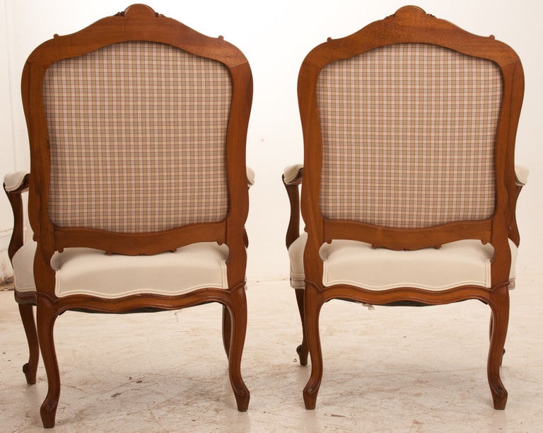 French 19th Century Pair of Carved Fauteuils In Distressed Condition In Baton Rouge, LA